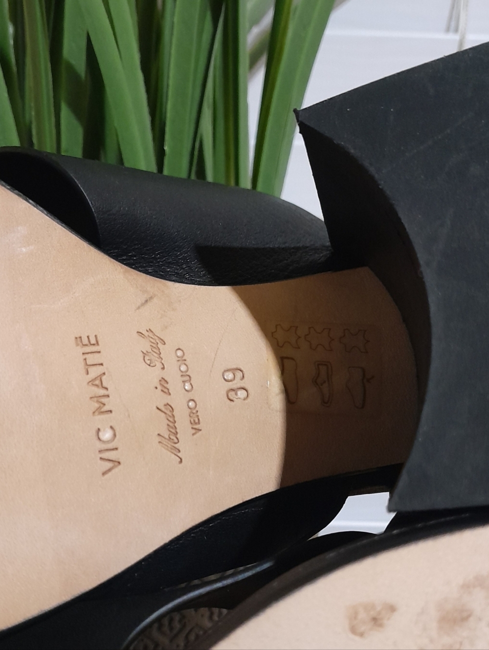 Leather Black Silver Chinkyl Goth Grunge Designer‎  Heels 39 (8.5) retail: $195 - Picture 8 of 11